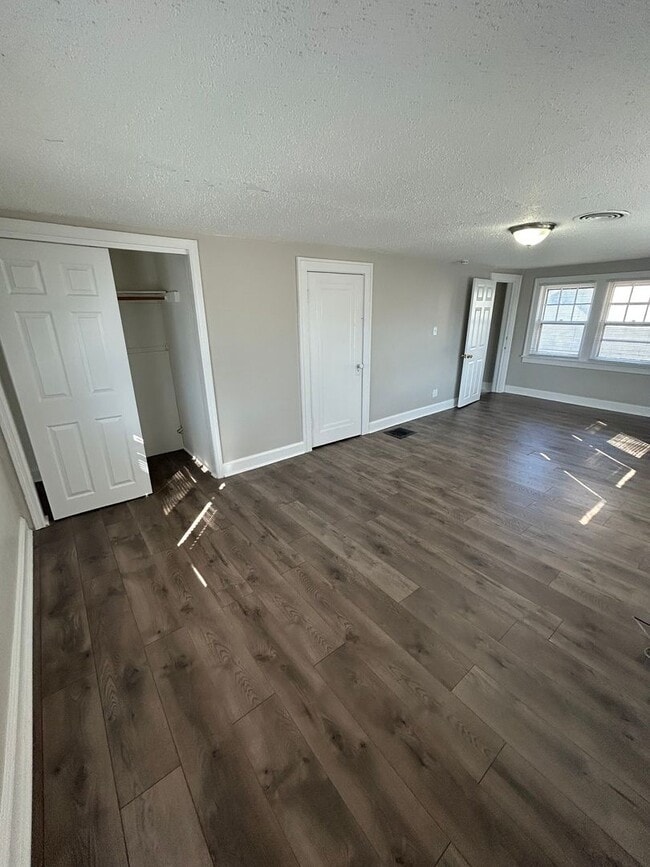 Building Photo - Spacious 4 Bed, 2 Bath Home in Prime Rockhill/Plaza Area Location