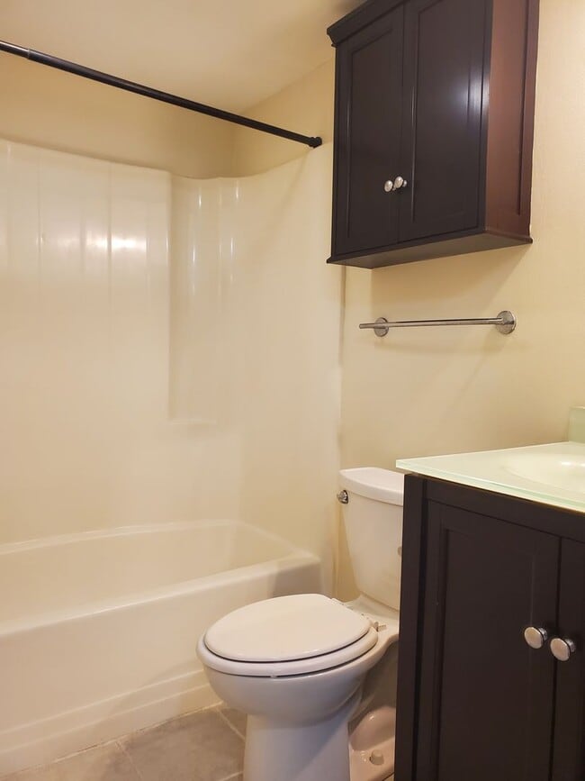 Building Photo - **Available NOW** 2 Bedroom/ 2 Bath Condo close to Truman and Coffee Bluff Marina- community Pool!