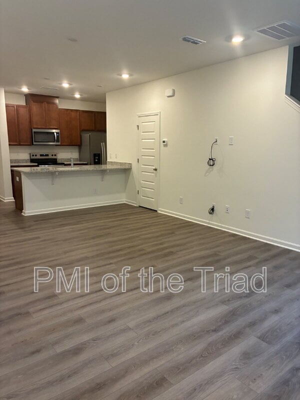 Building Photo - 182 Parker Ln