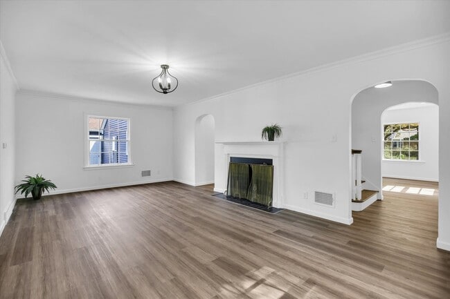 Building Photo - 1212 W Healey St