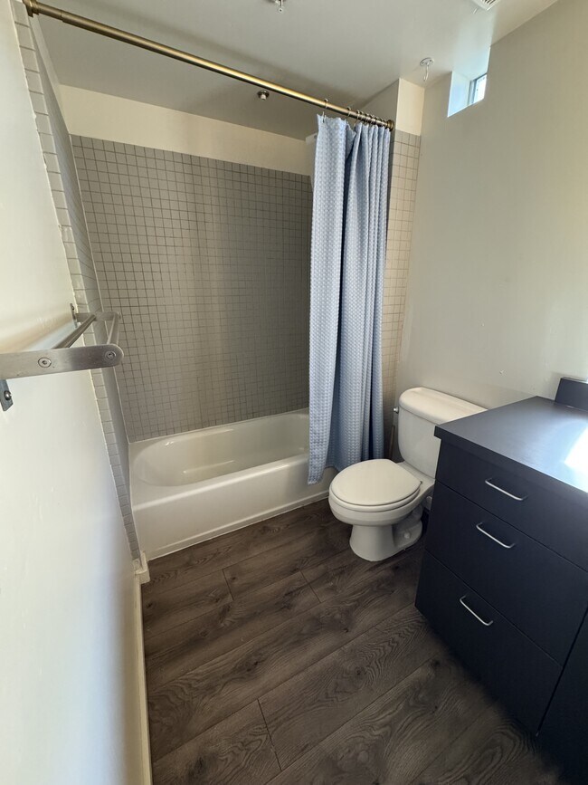 Building Photo - 1111 E University Dr