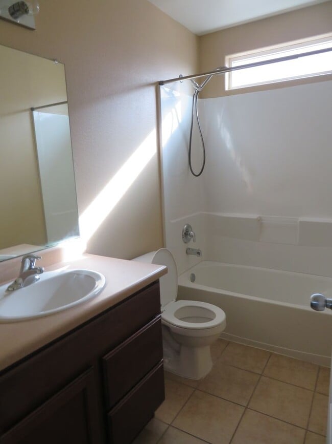 Building Photo - Clean 3 Bedroom, 2.5 Bath Home for Rent