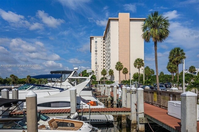 Building Photo - 400 Kings Point Dr