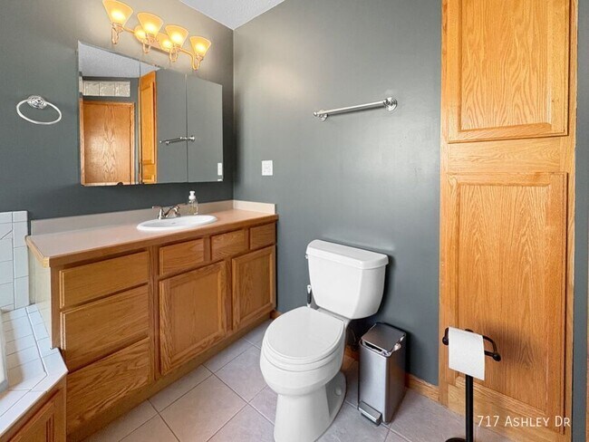 Building Photo - 717 Ashley Dr