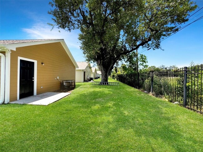 Building Photo - 7426 Blue Jay Dr