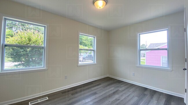 Building Photo - 2-Bed Home in Oakridge Community - Renovated