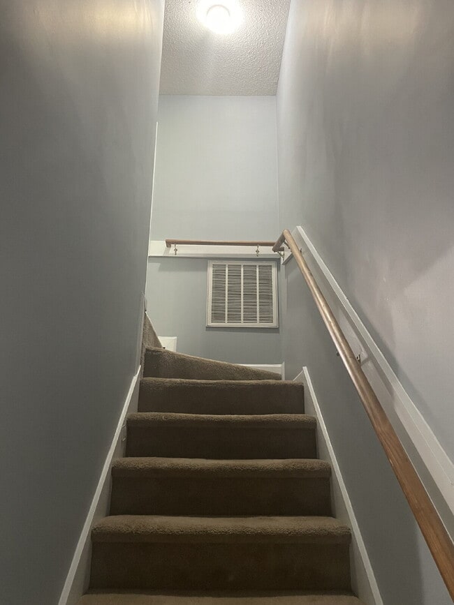 Building Photo - Two Bedroom, 1.5 Bath Townhome-201 Mesa Ln.
