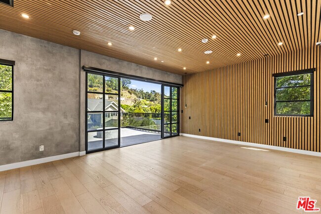 Building Photo - 1745 San Ysidro Dr