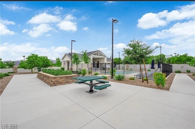 Building Photo - 2205 Ozzy Ave