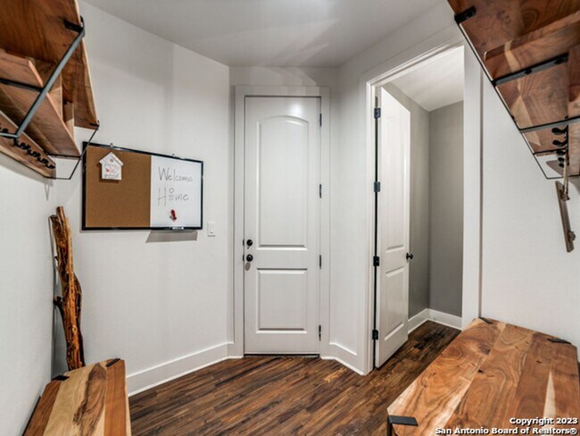 Building Photo - 5 Bedroom/3.5 Bathroom Home in the Ensenad...