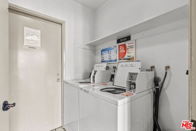 Building Photo - 11645 Montana Ave