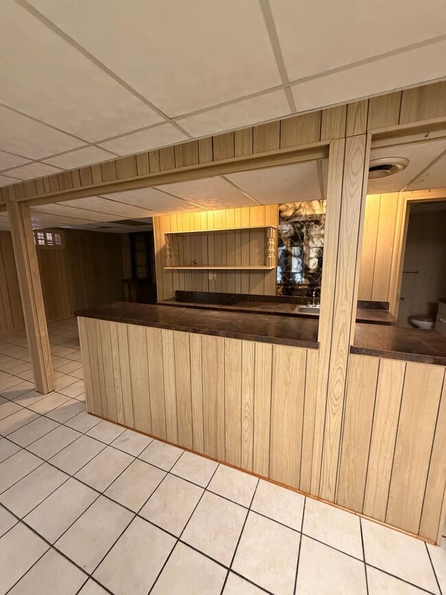 Building Photo - Gorgeous 3 bedroom house with finished basement!