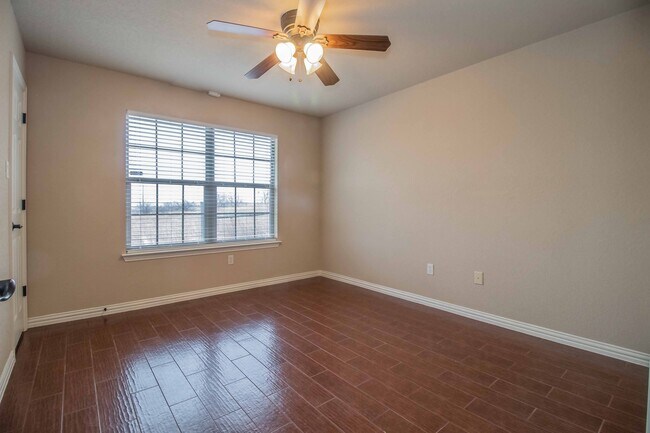 Building Photo - Beautiful Traditional Home on Over an Acre in Weatherford!