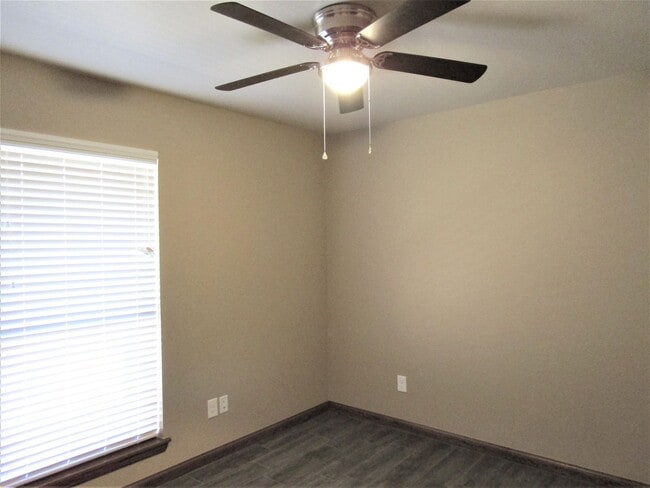 Building Photo - Like New!  3 bedroom 2 bath 2 car garage!