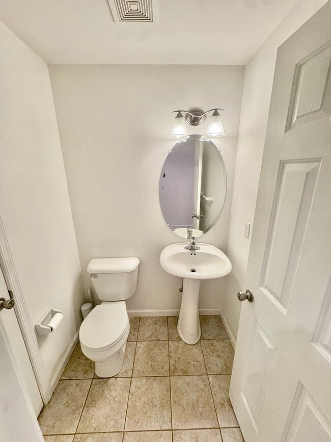 Building Photo - THREE BEDROOM TOWNHOME- PARKLAND SCHOOLS