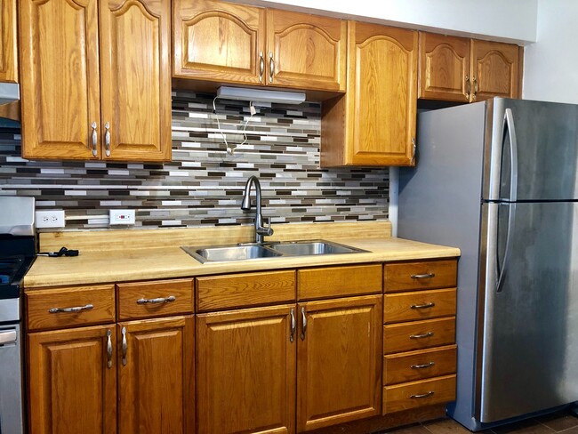 Building Photo - Updated 3 Bedroom Townhome - Edmondson/Hun...