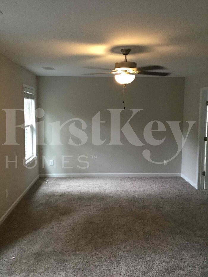 Building Photo - 18 E Newnan Rd