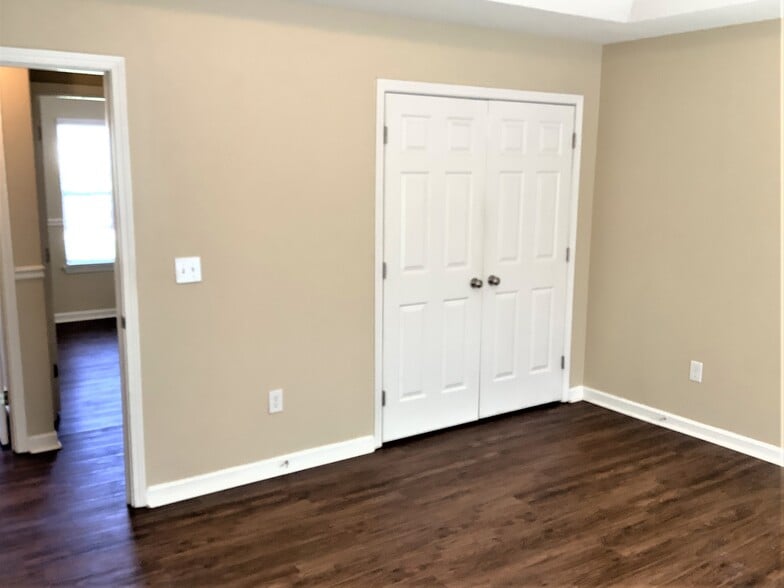 Building Photo - 108 River Watch Dr