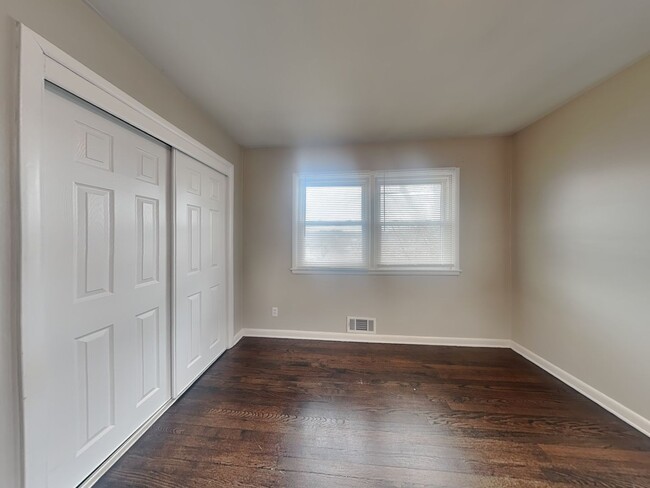 Building Photo - Updated 3 Bed Home with Granite Kitchen, Fenced Yard & Garage