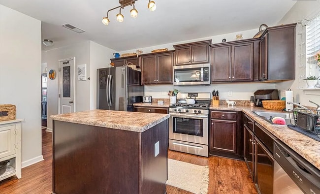 Building Photo - Beautifully 4-bedroom, 2.5-bathroom spacio...