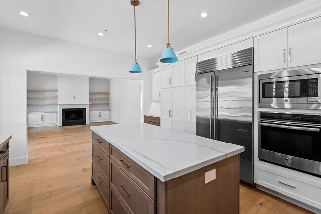 Kitchen - 321 S Swall Dr