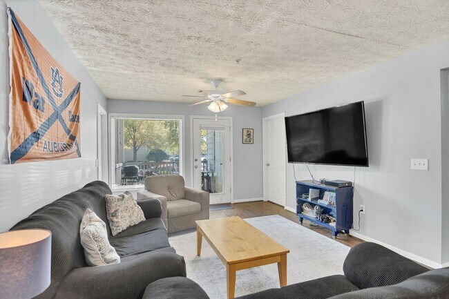 Building Photo - Southern Edge Condo Just Steps from Campus