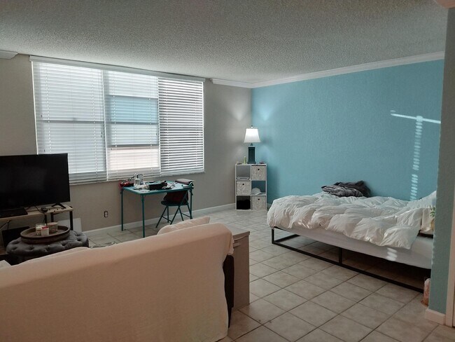 Studio room - 2501 S Ocean Dr