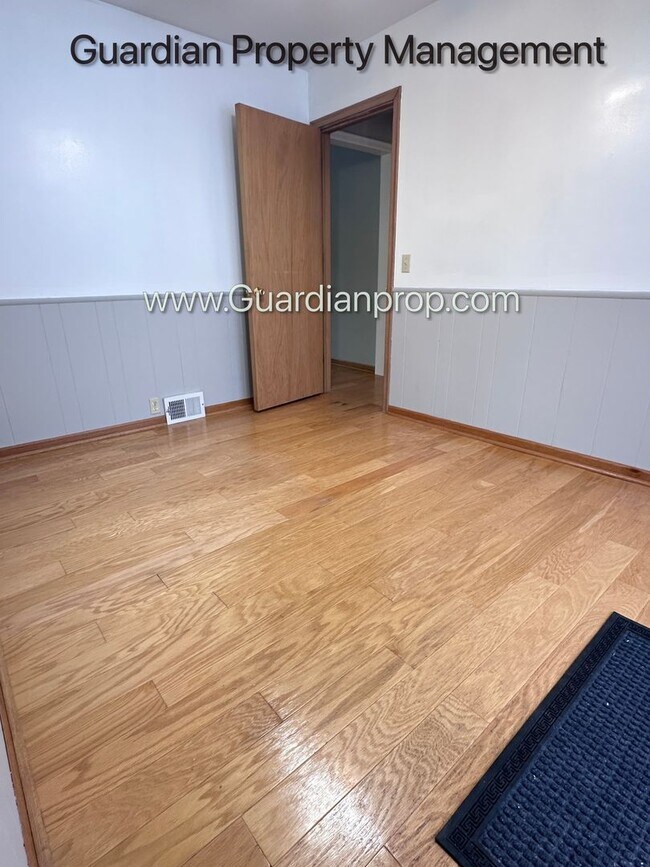 Building Photo - Richfield Single Family Home, Fenced Yard, 2 Car Garage, Dishwasher