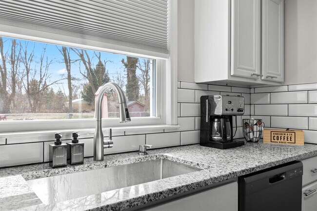 Building Photo - 8254 Mary Ann Ave