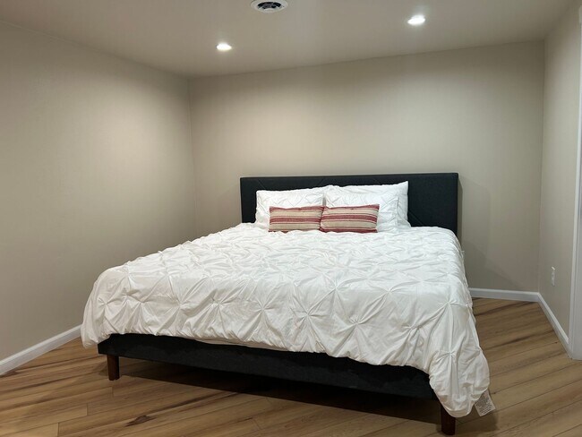 Building Photo - Beautifully Renovated Ranch-style Home!