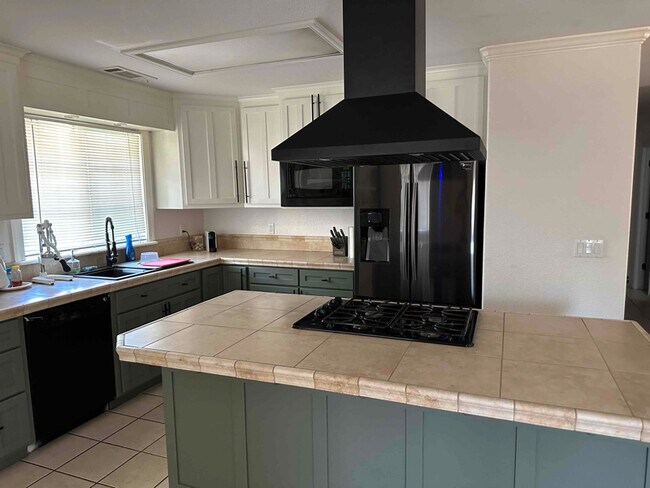 Building Photo - 1811 Laurel Ave