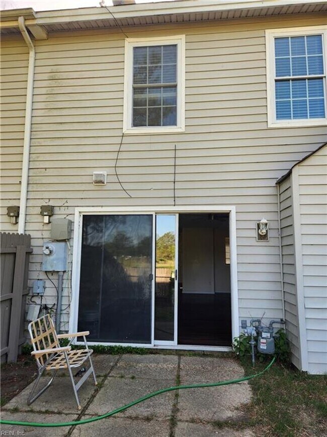 Building Photo - Newly Renovated Condo in Salem