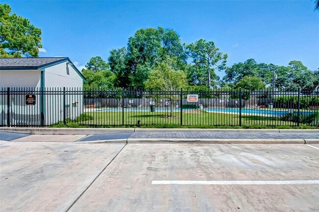 Building Photo - 1104 W Tri Oaks Ln