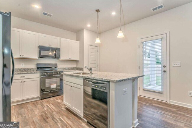 Building Photo - 8 Majestic Oaks Way NE