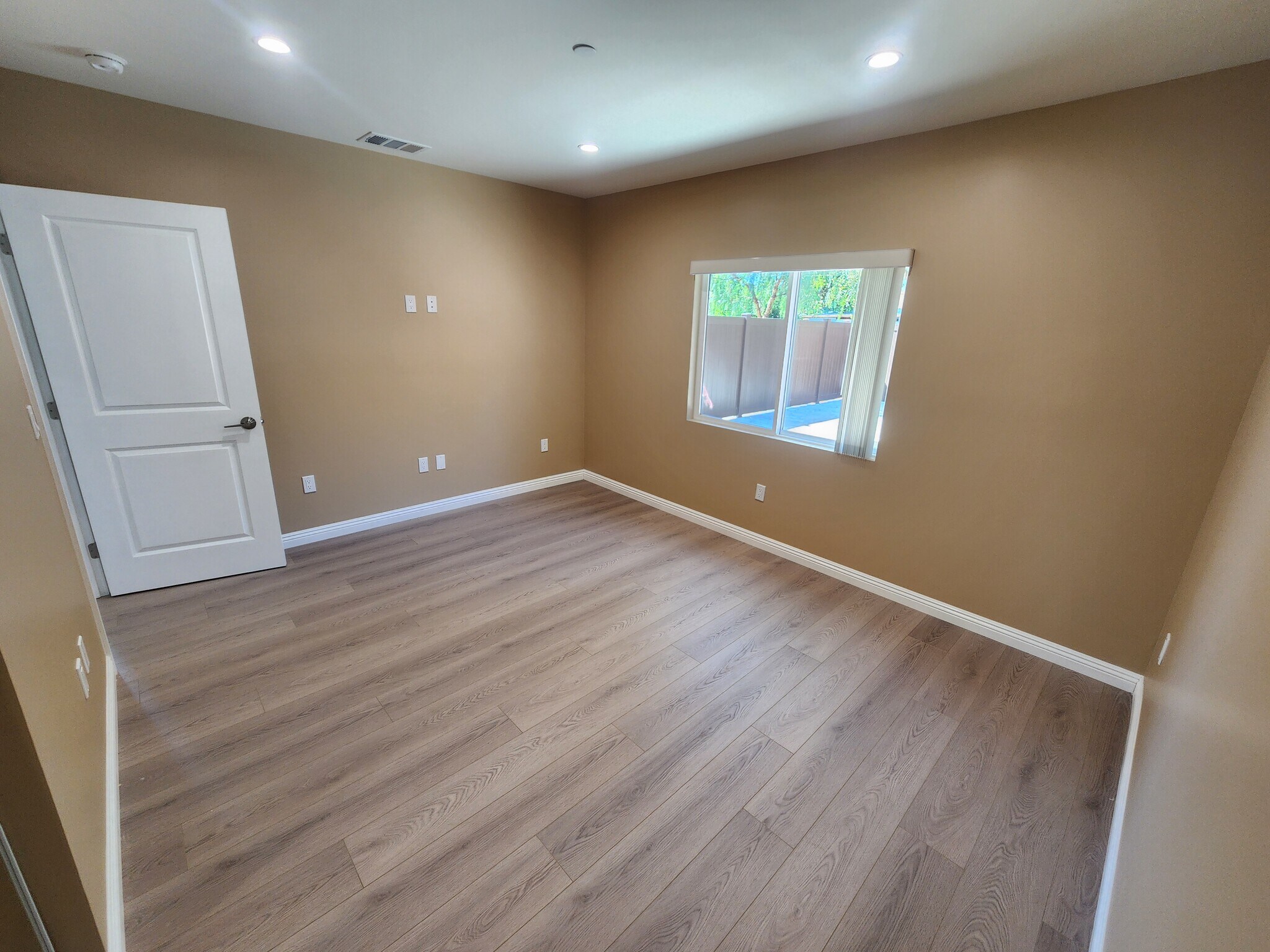 Building Photo - 10941 Walnut Dr