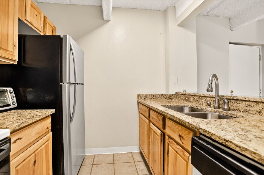 Building Photo - 1365 Columbine St