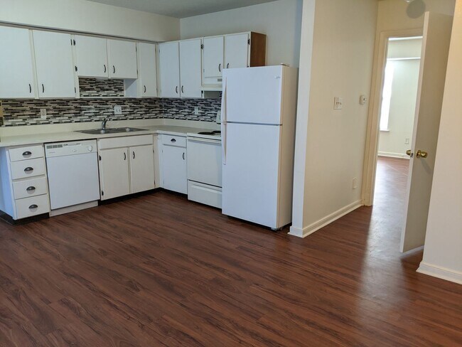 Building Photo - Small Three Bedroom, 1.5 bath Townhome wit...