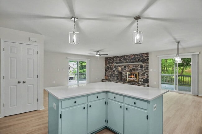Building Photo - 201 Birchside Cir