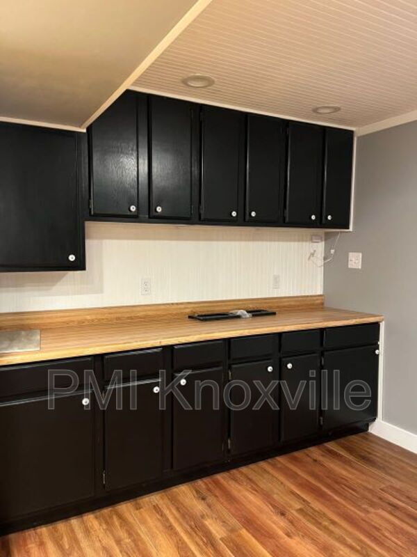 Building Photo - 612 W Meadecrest Dr