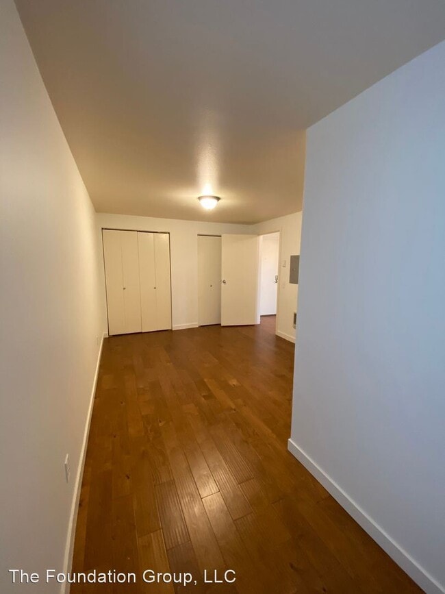 Building Photo - 9400 Roosevelt Way NE