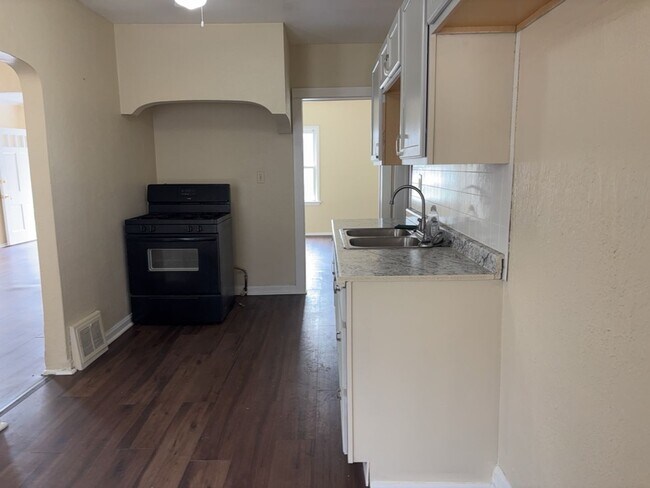 Building Photo - Spacious 5-Bedroom Home with Detached Garage