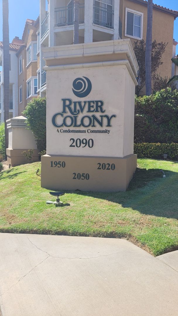 Building Photo - River Colony townhome - centrally located