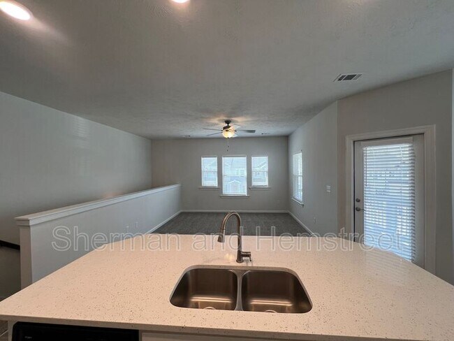 Building Photo - 2026 Lotus Dr