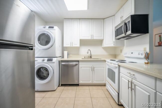 Building Photo - $2,500 /2 Bed /1 Bath / 2 PARKING In beaut...