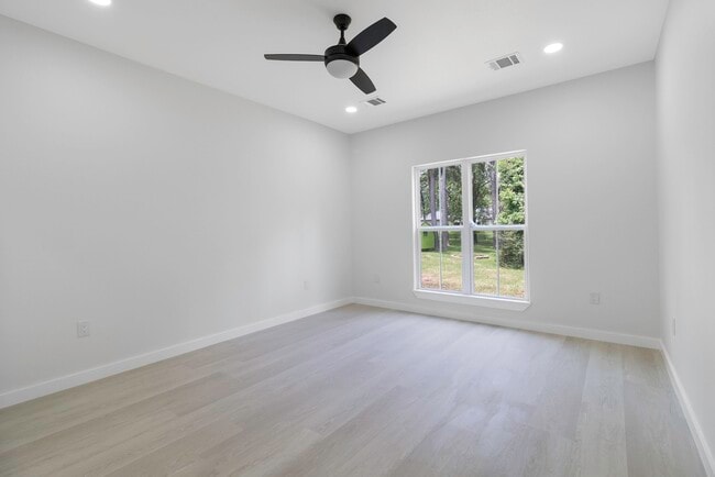 Building Photo - 611 Bridgeview Dr