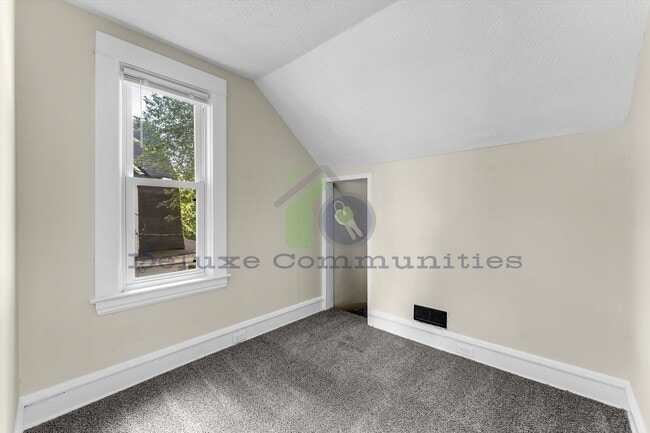 Building Photo - 3 Bedroom Eastown Home!