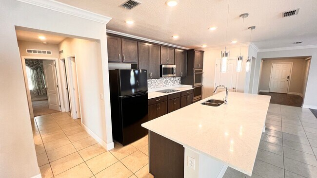 Building Photo - Immaculate 4 BR / 3 BA - With an OFFICE!