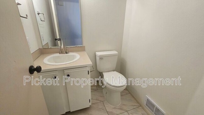 Building Photo - 6449 Lewis NE Dr