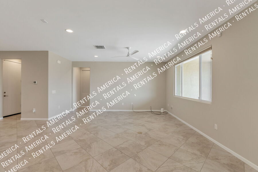 Building Photo - 7631 W Laurel Ln