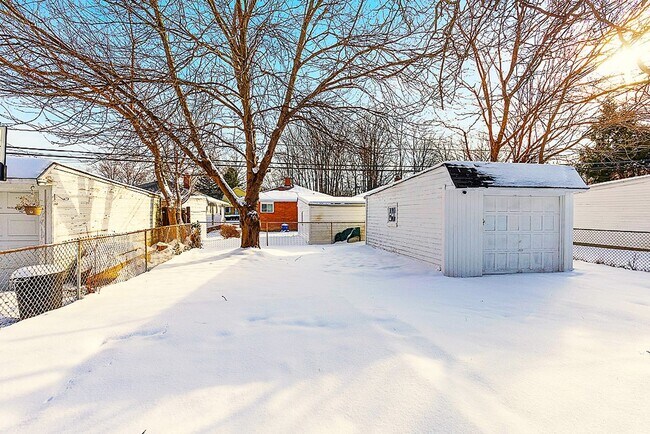 Building Photo - 3 BED 1 BATH SINGLE FAMILY HOME IN BEAUTIFUL SOUTH EUCLID